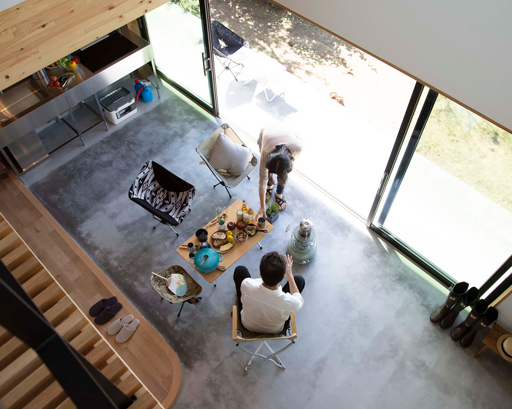 庭先アウトドアの家：土間