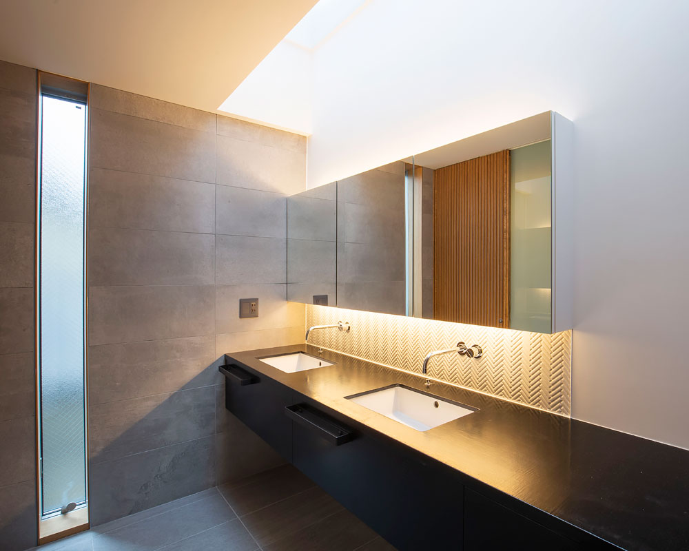 漆、磁器、塗り壁など、様々な素材を用いた洗面室