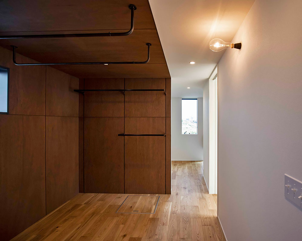 庭先アウトドアの家：おしゃれなウォークインクローゼット