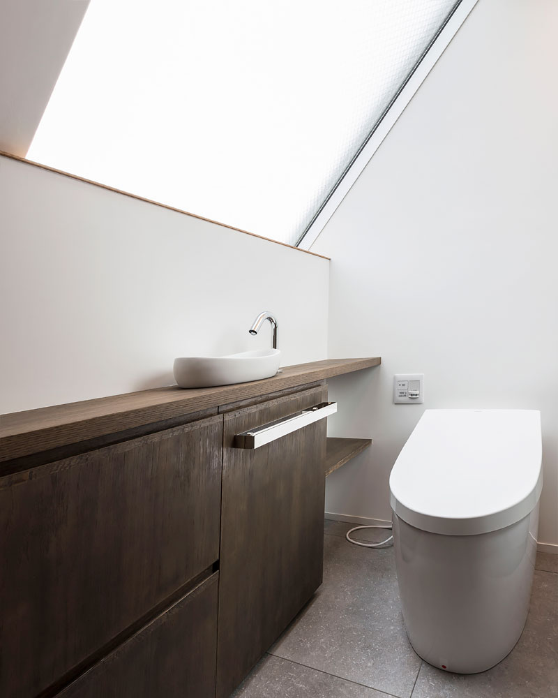 北面でもトップライトから明るい光が降り注ぐトイレ