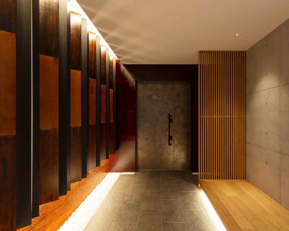 漆を用いたエントランスの装飾