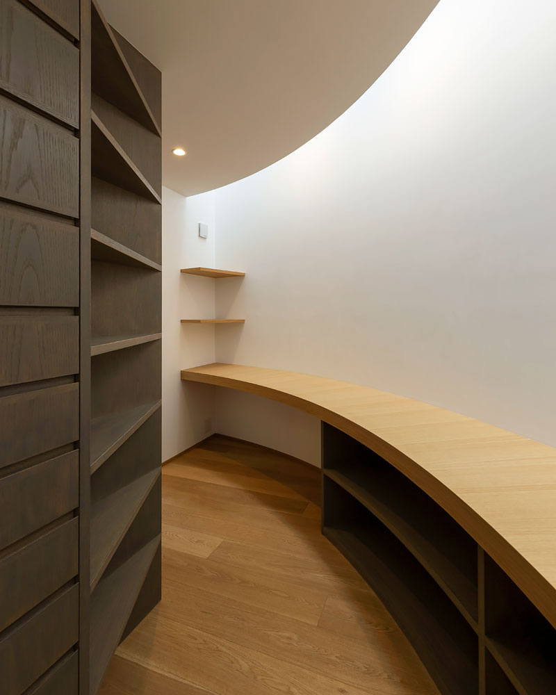 トップライトから採光する書斎スペース