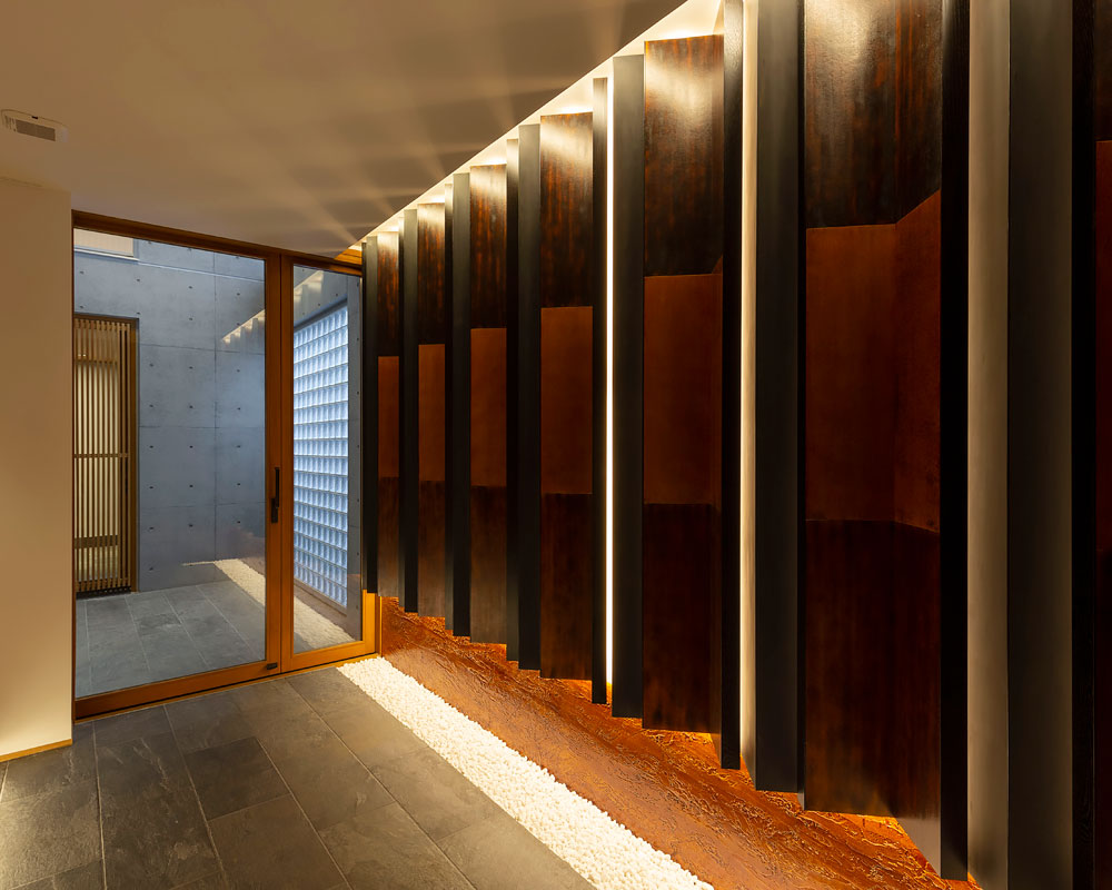 漆を用いたエントランスの装飾