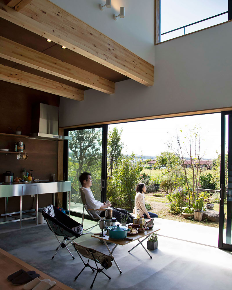 庭先アウトドアの家：土間リビング