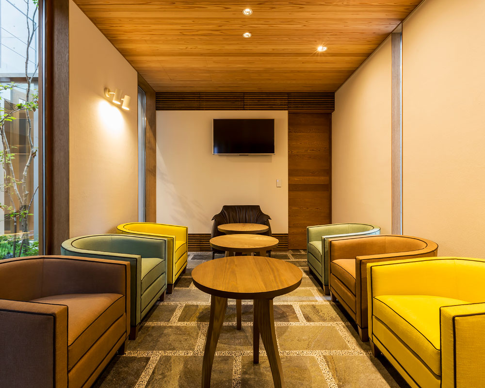 Cassinaの家具が配置された応接室