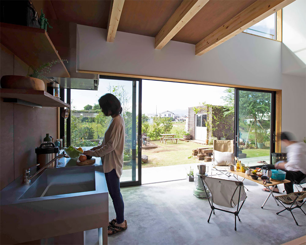 庭先アウトドアの家：土間に設けたサブキッチン