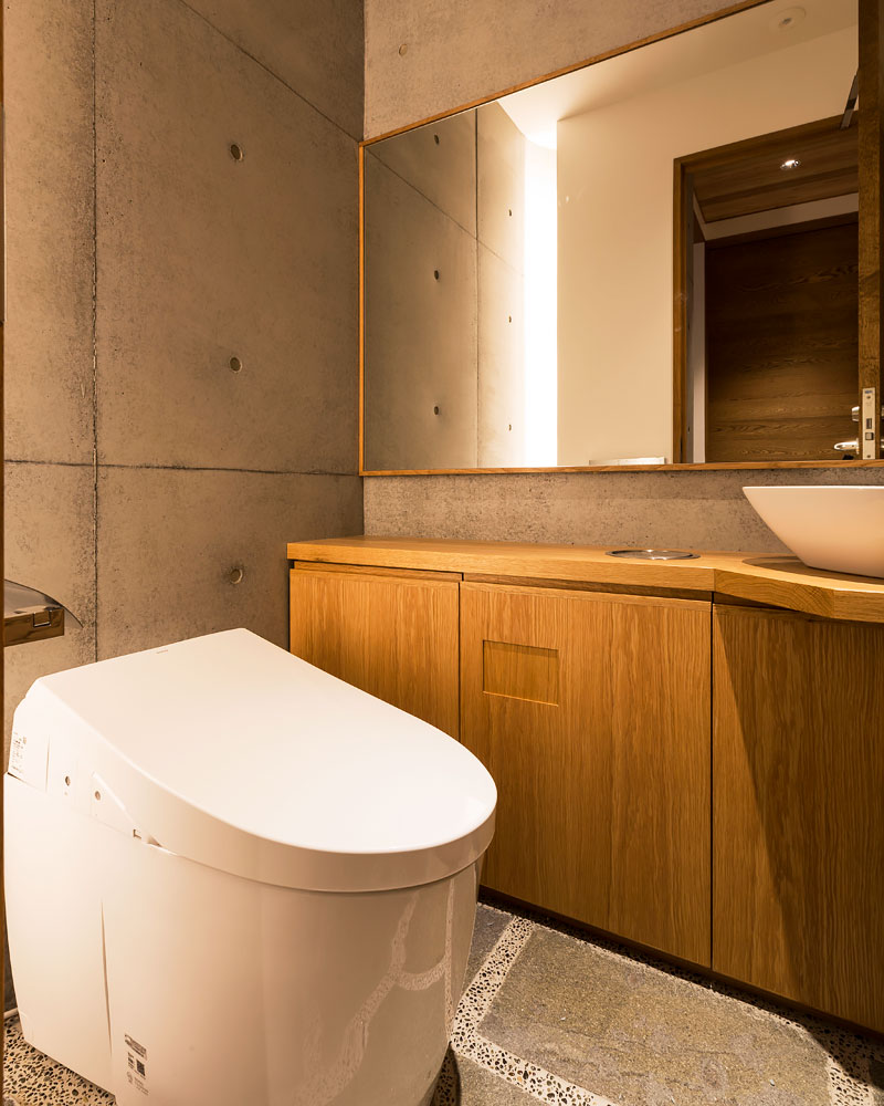 お客様が使うことを想定したコンクリート打ち放しのトイレ