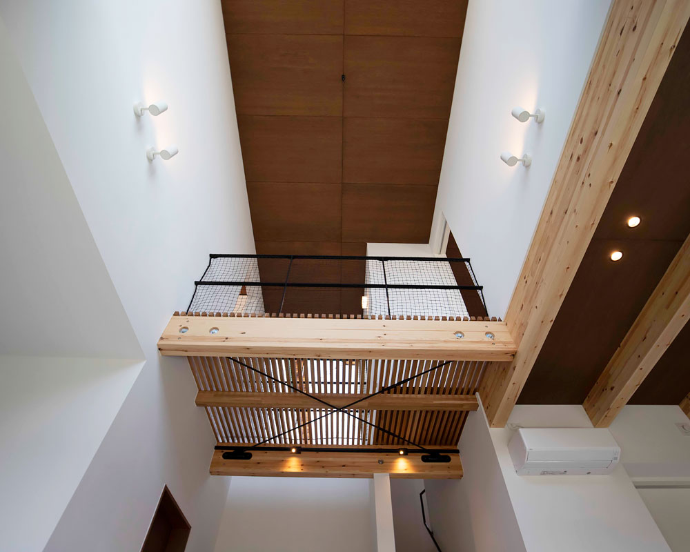 庭先アウトドアの家：二世帯を繋ぐ回廊