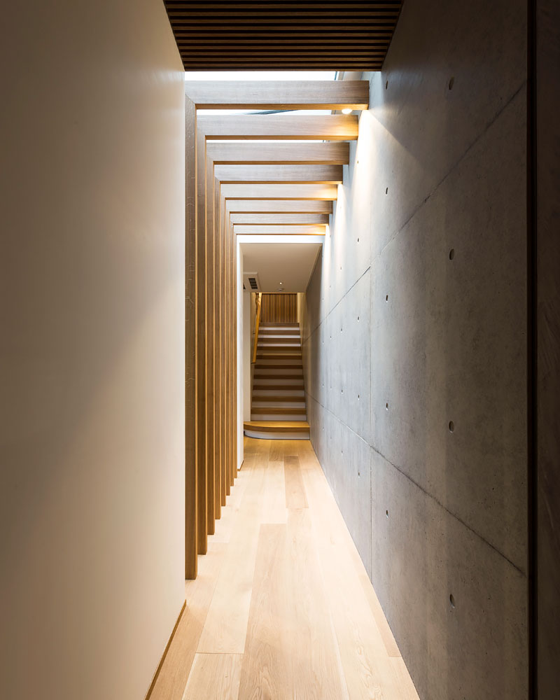 明暗が折り重なる廊下