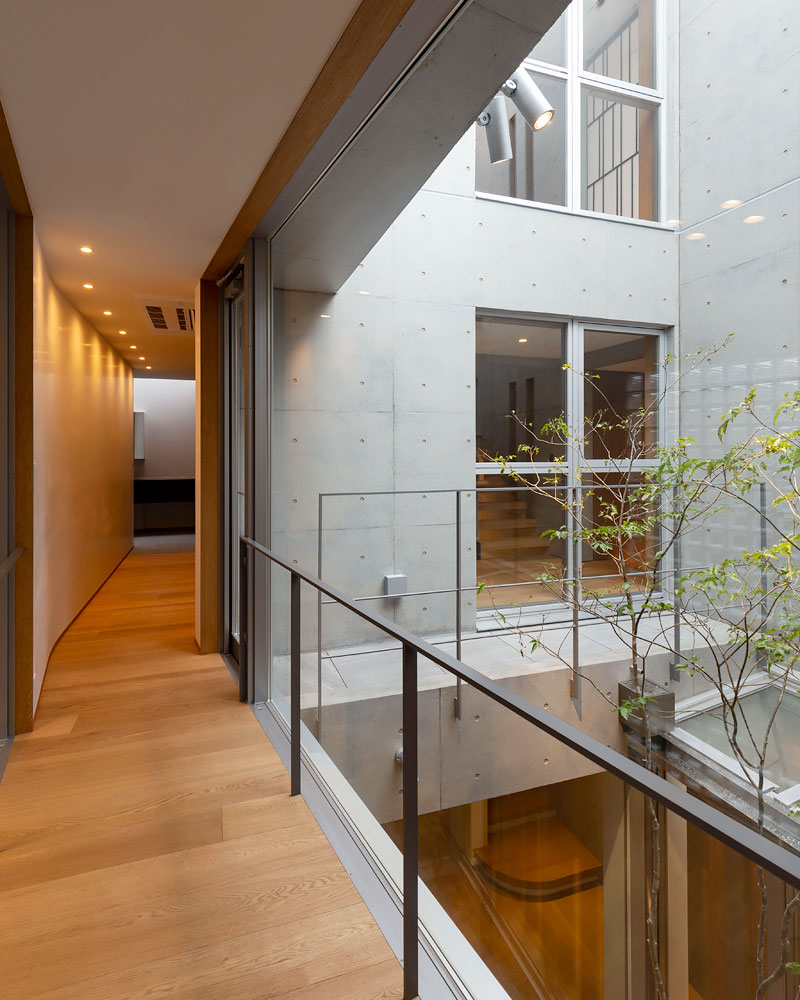 中庭を横断する２階の回廊