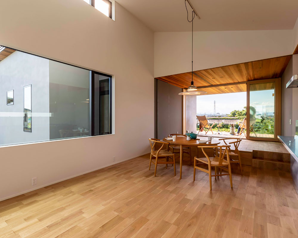 庭先アウトドアの家：フロアレベルを変えることでゾーニングするLDK