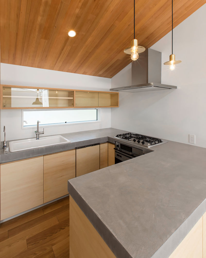 天板にモールテックスを用いたオリジナルデザインのキッチン