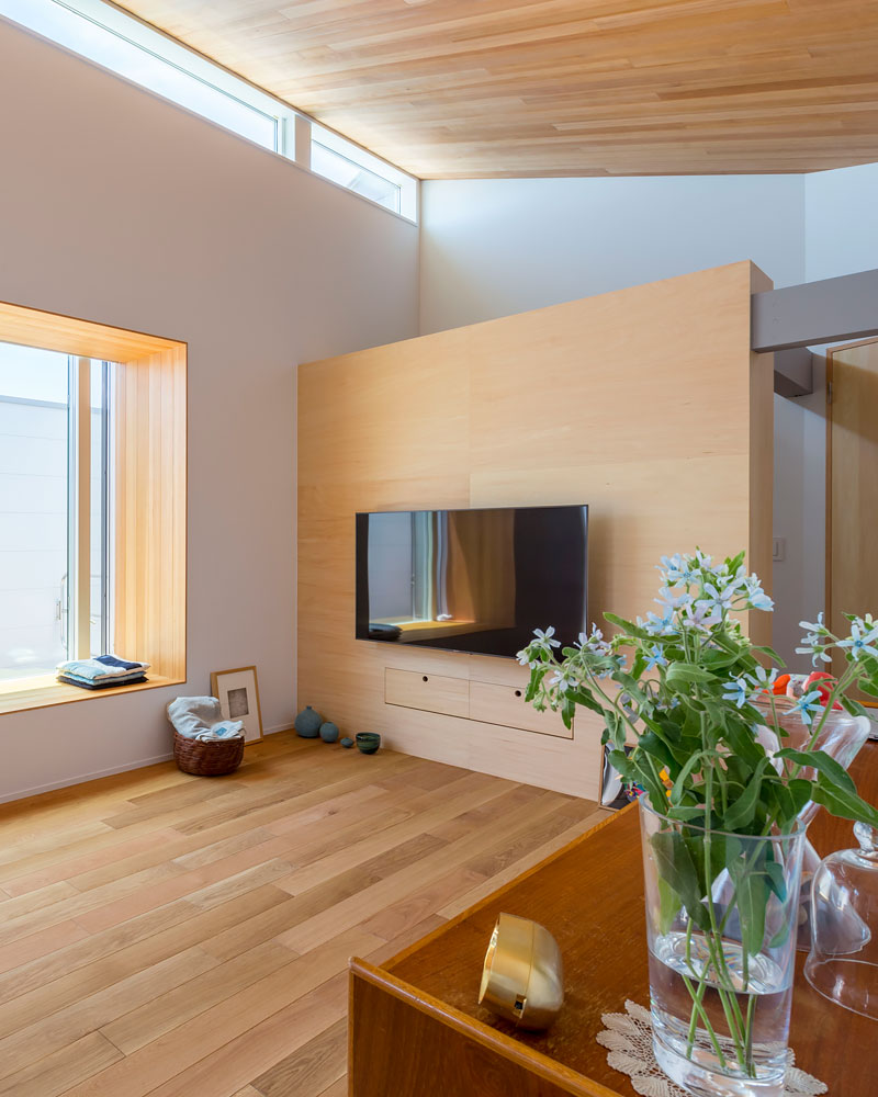 リビングに敢えて配置した背の高いテレビボード