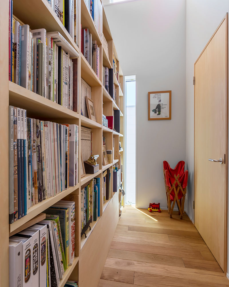 テレビボードの裏面に造作した本棚