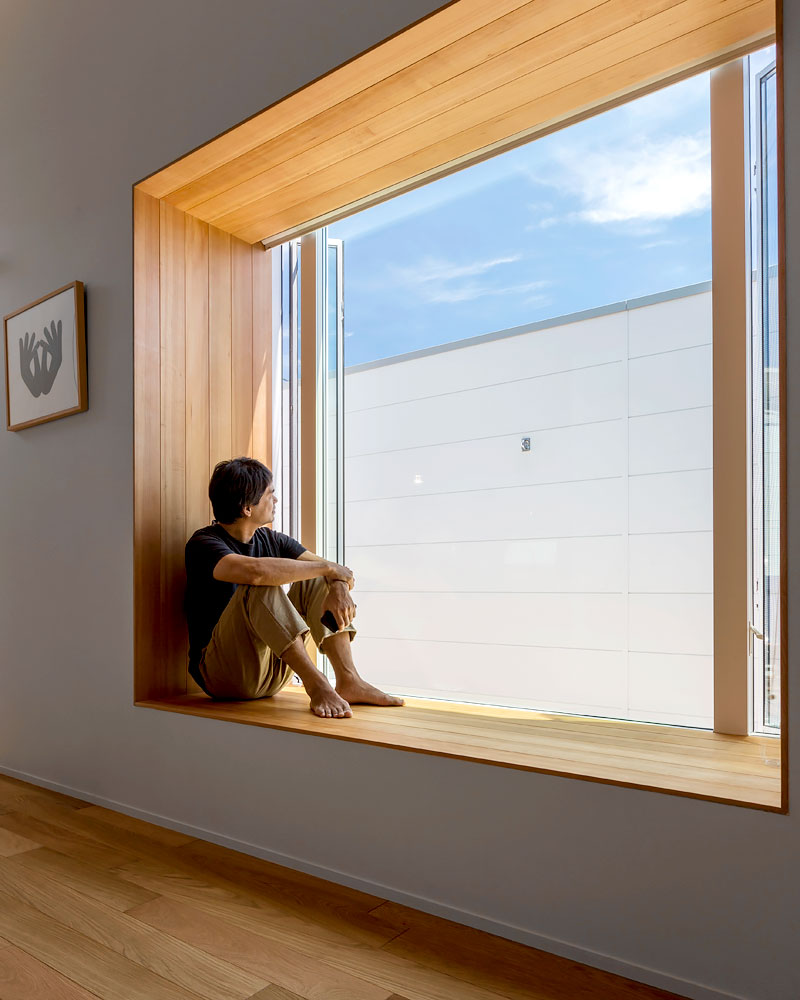 リビングに設けた窓兼ベンチ