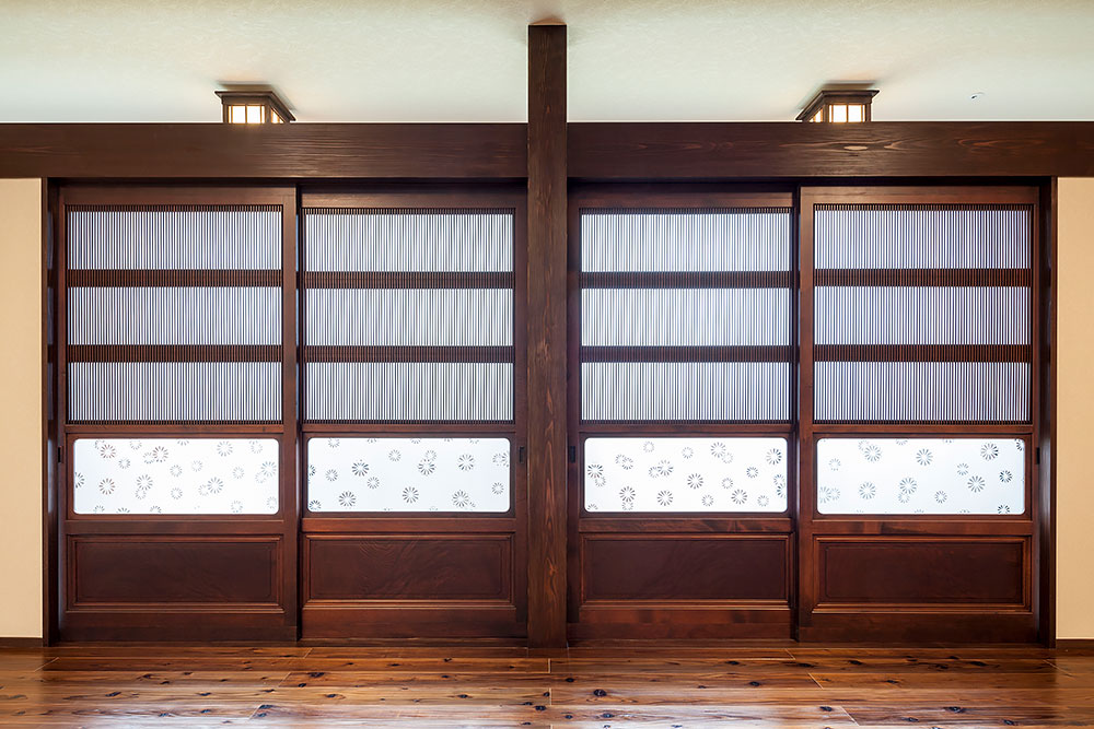 アンティークの４枚引き戸