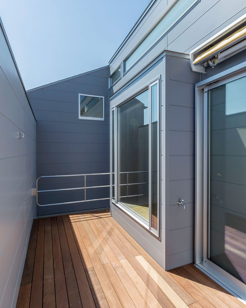 高さ2.5mの壁を設けたバルコニー