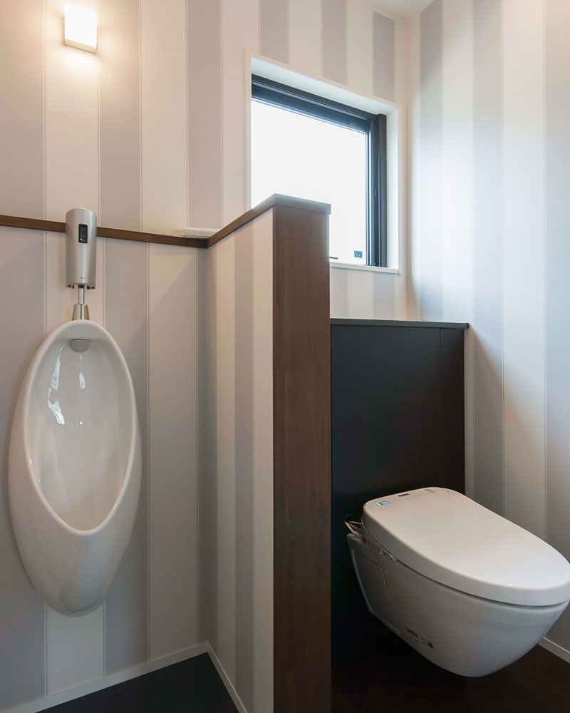 男性用便器、女性用便器を別々に設置したトイレ