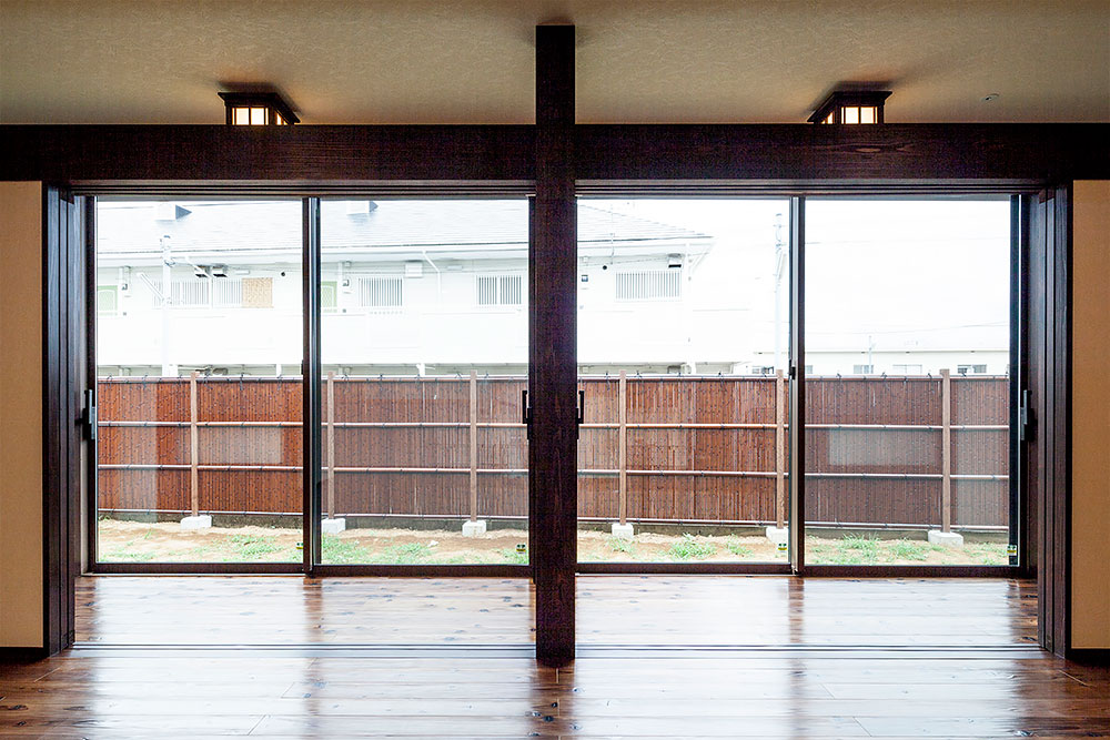 引き戸を開いて縁側と一体化するLDK