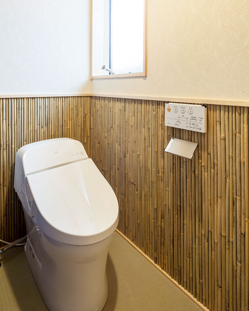竹を壁に用いた和風トイレ