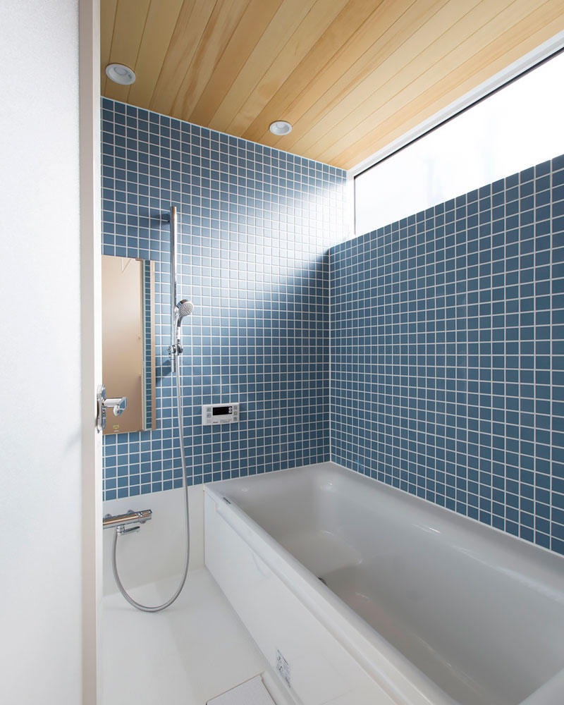 ブルーのタイルが印象的な浴室