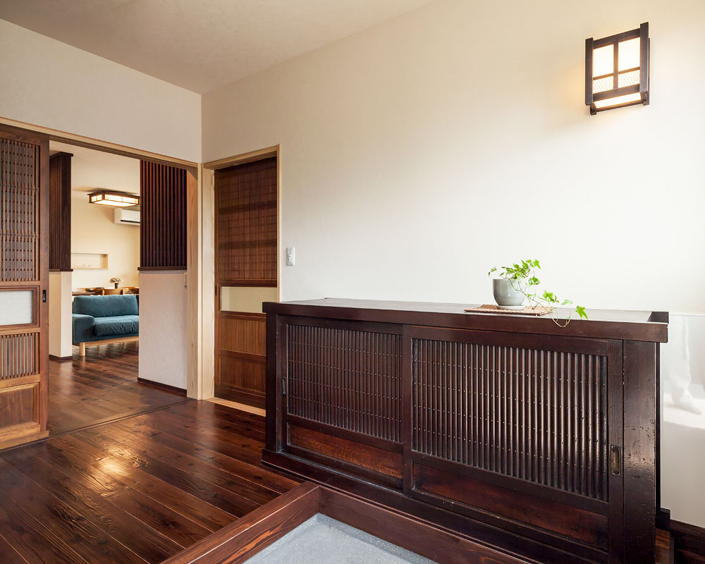 アンティークの近江水屋箪笥を靴箱にリメイク