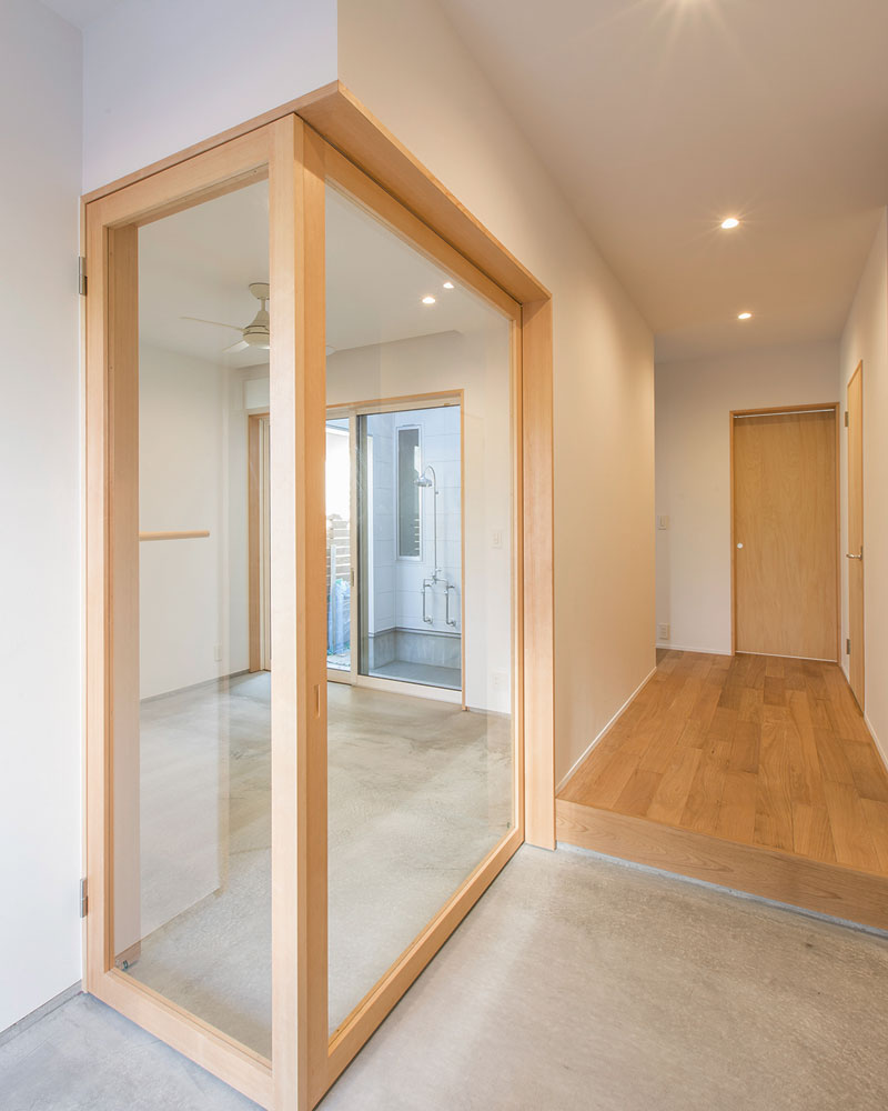 広い土間を仕切ったサーフルーム