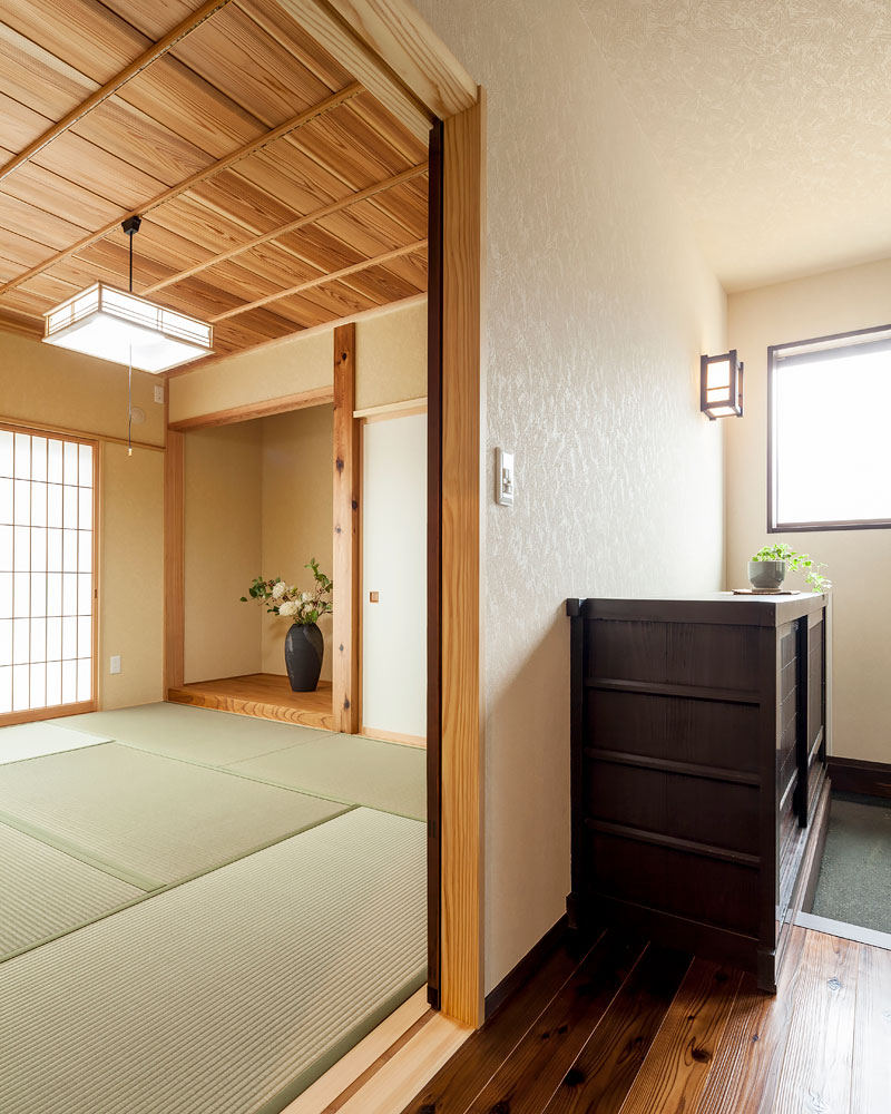 玄関脇に設けた和室