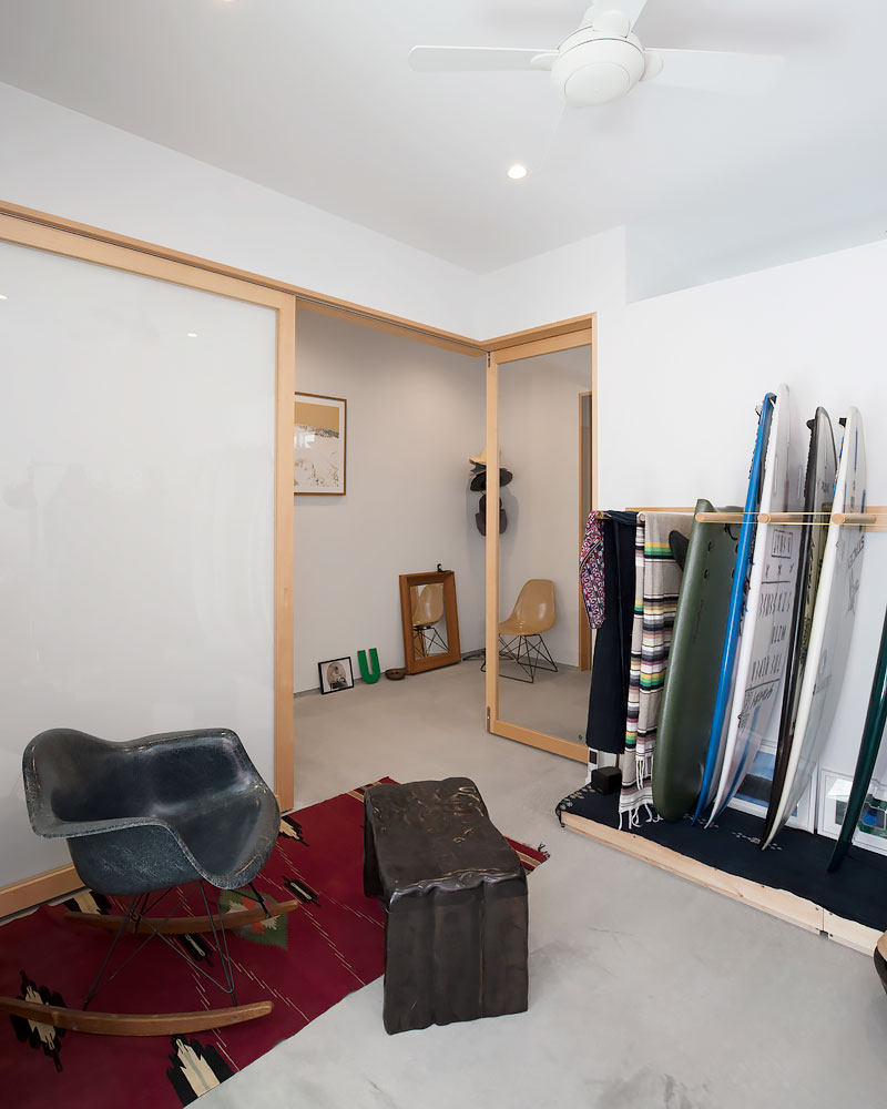 玄関土間とフラットに繋がるサーフルーム