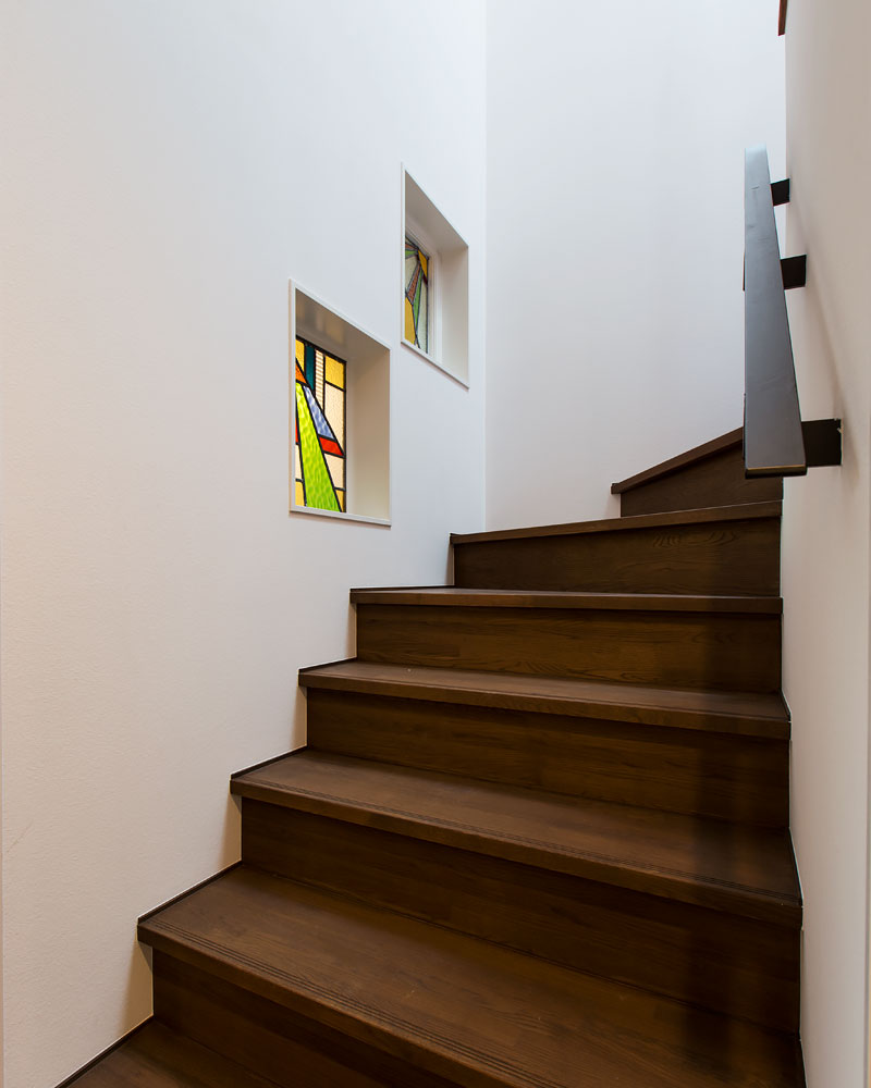 壁にステンドグラスを埋め込んだ階段