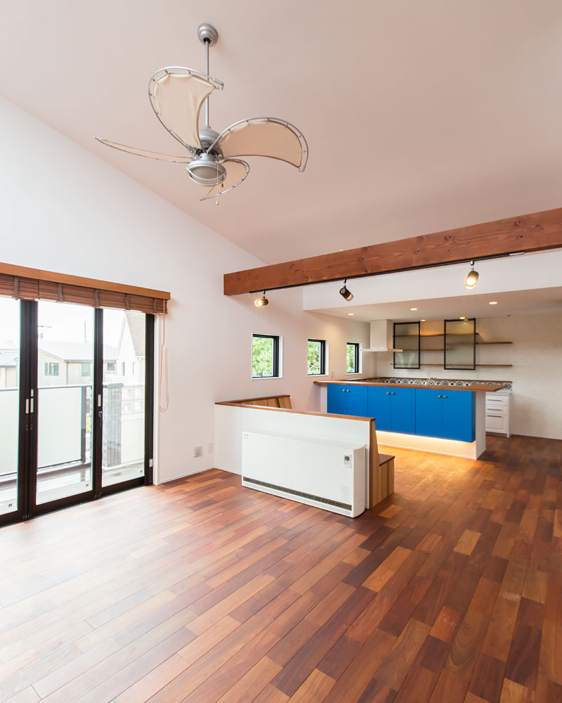 カリンの床材を用いた大空間LDK