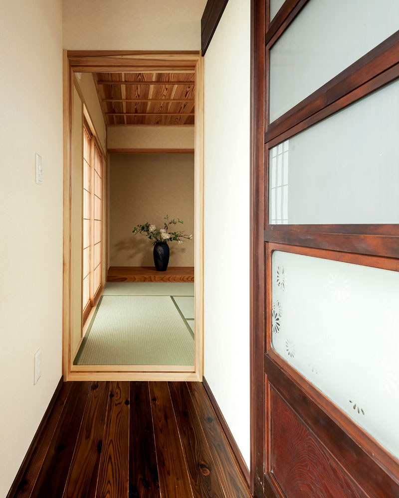 和室から伸びる縁側