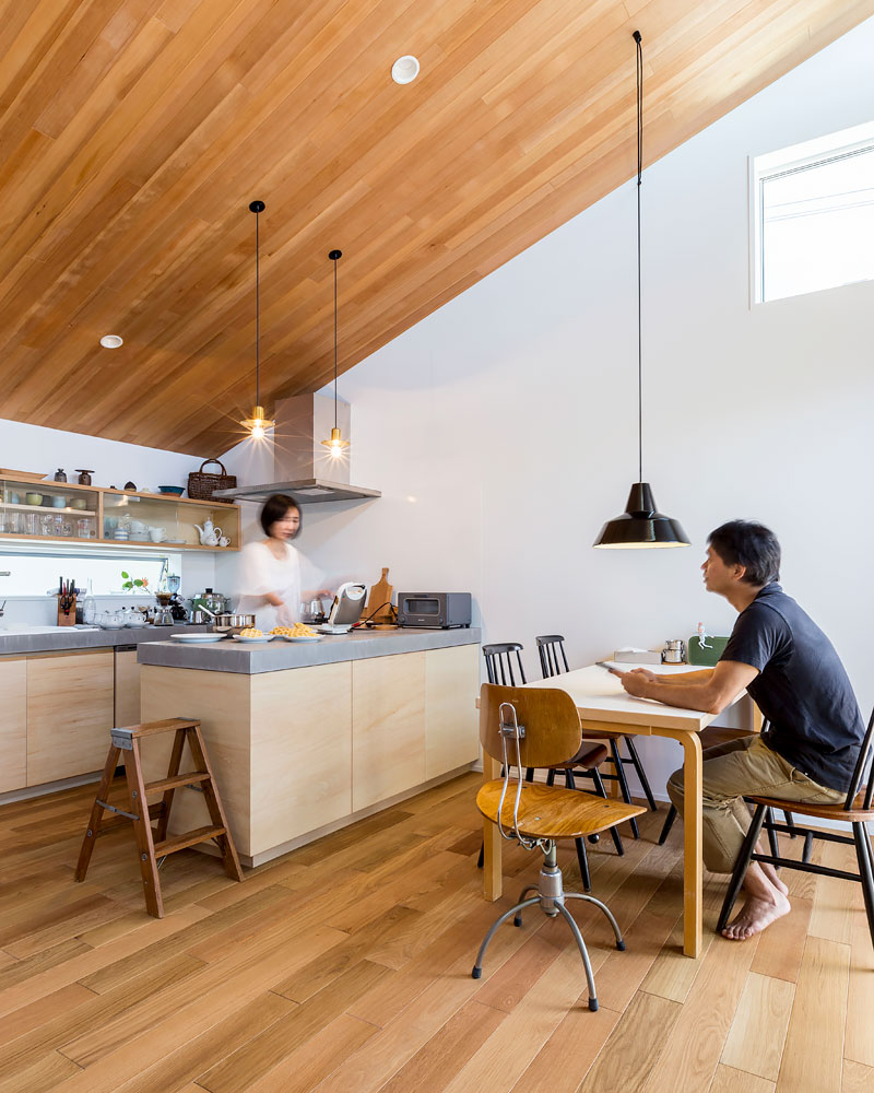勾配天井にヘム材を貼ったダイングキッチン