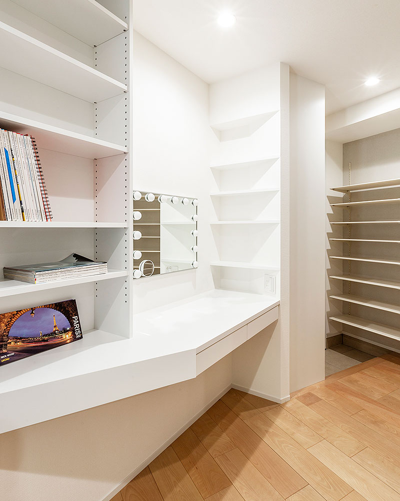 ウォークスルークローゼットの一角にある奥様のドレッサーコーナー