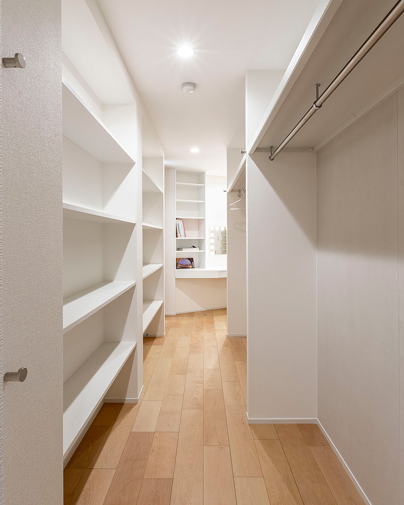 寝室から玄関までを繋ぐ長いウォークスルークローゼット