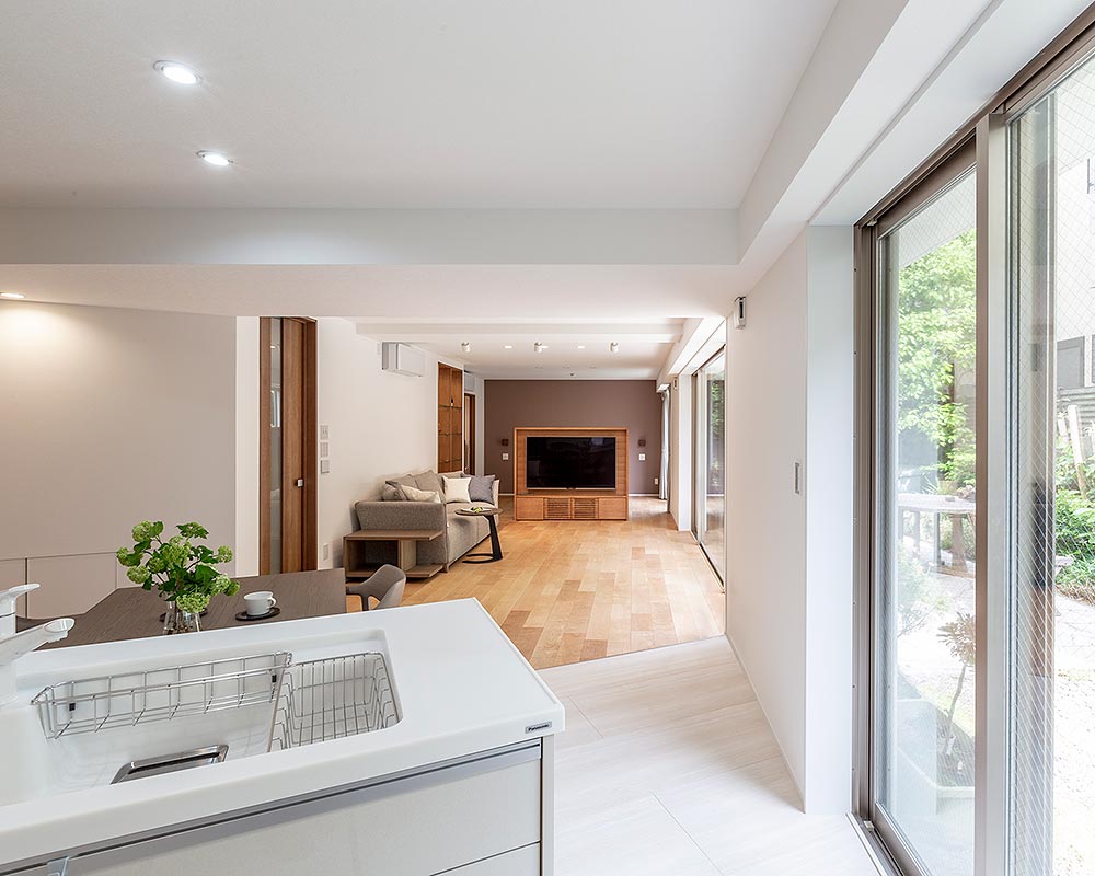 ３つの部屋の間仕切りを取り去り広々としたワンルームになったLDK