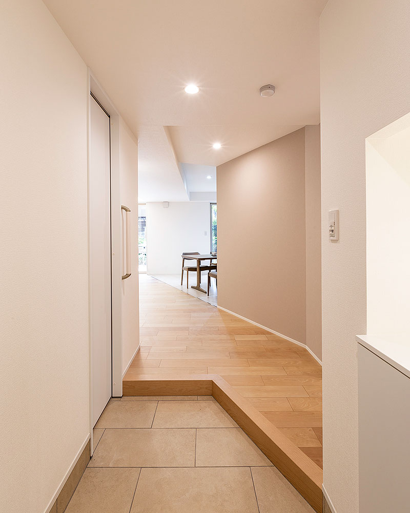 斜めに室内へと向かうエントランスからの廊下