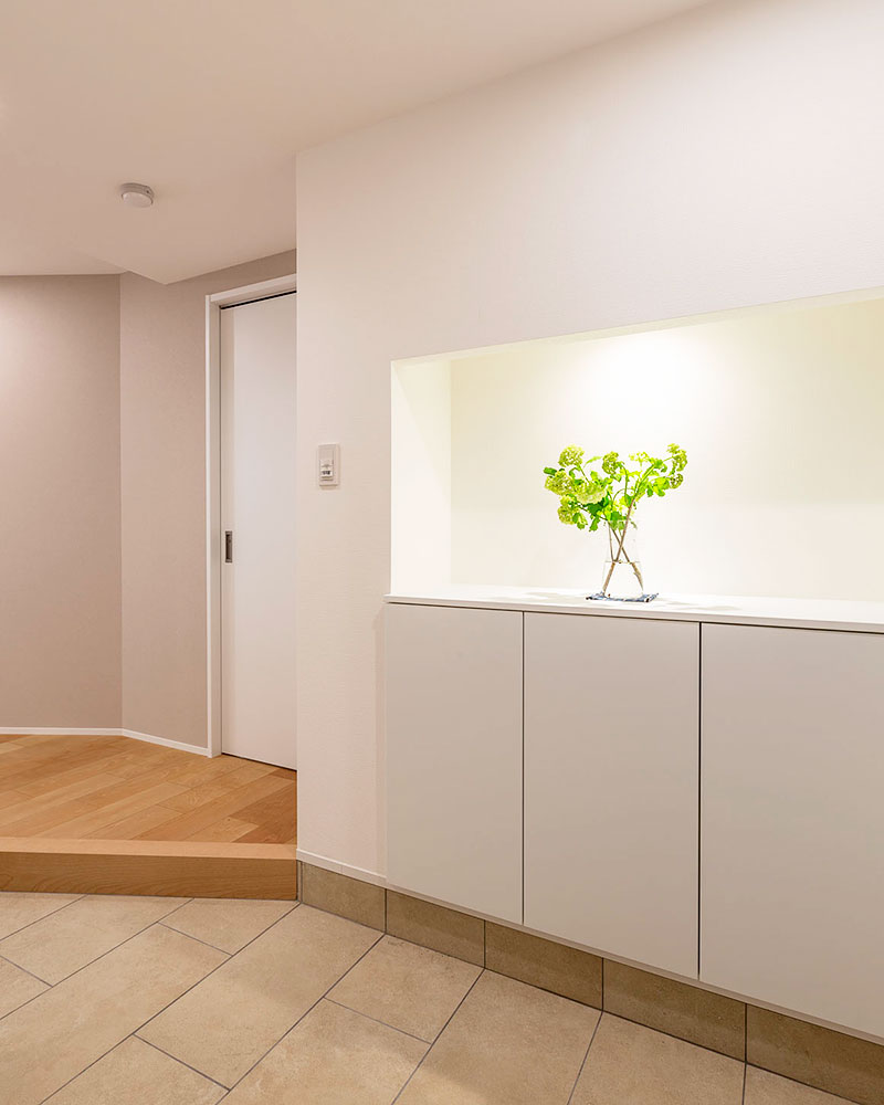 白を基調とした玄関