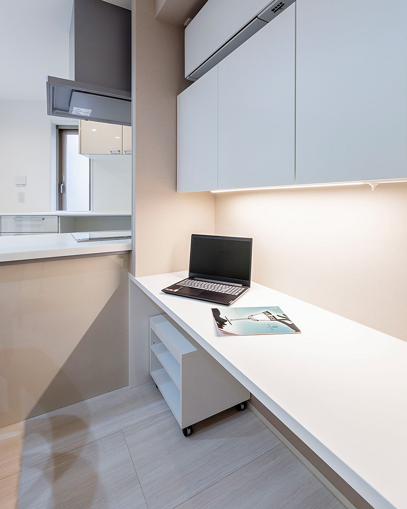 ダイニング横の白いカウンター