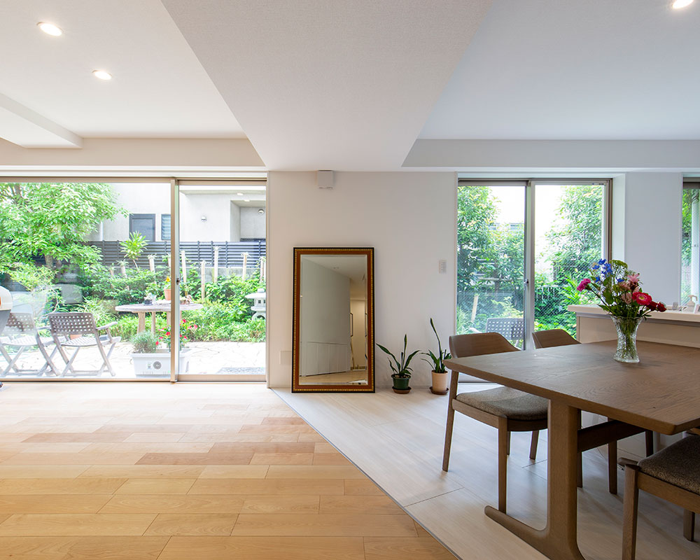 大開口の窓から専用庭の緑が見える室内
