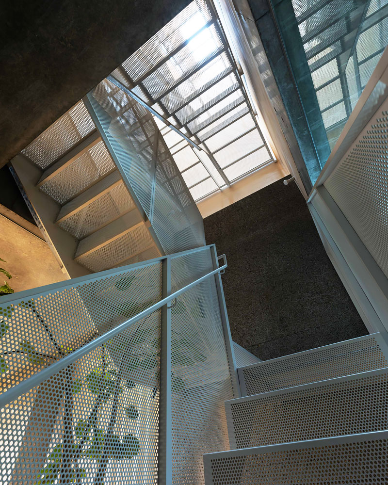 吹抜けを兼ねる階段