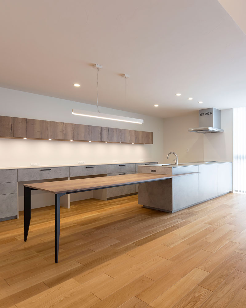 木調×石調のキッチン