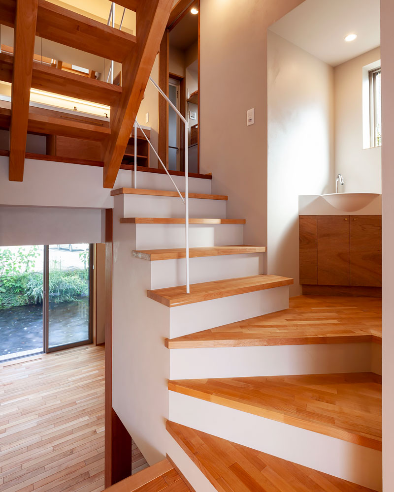 スキップフロアに設けた手洗いとトイレ