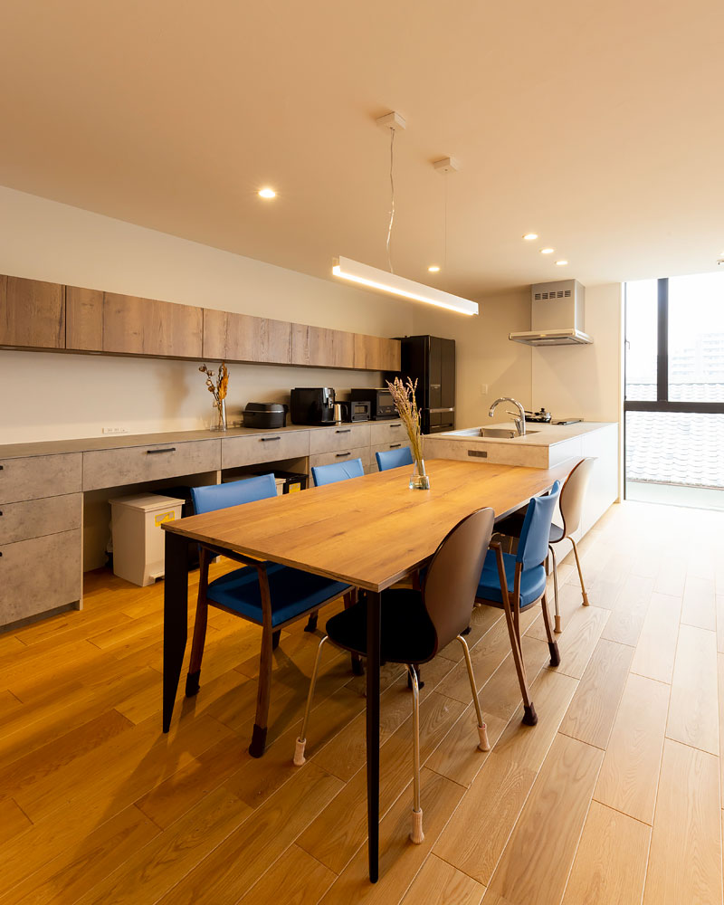 キッチンと一体化したダイニングテーブル