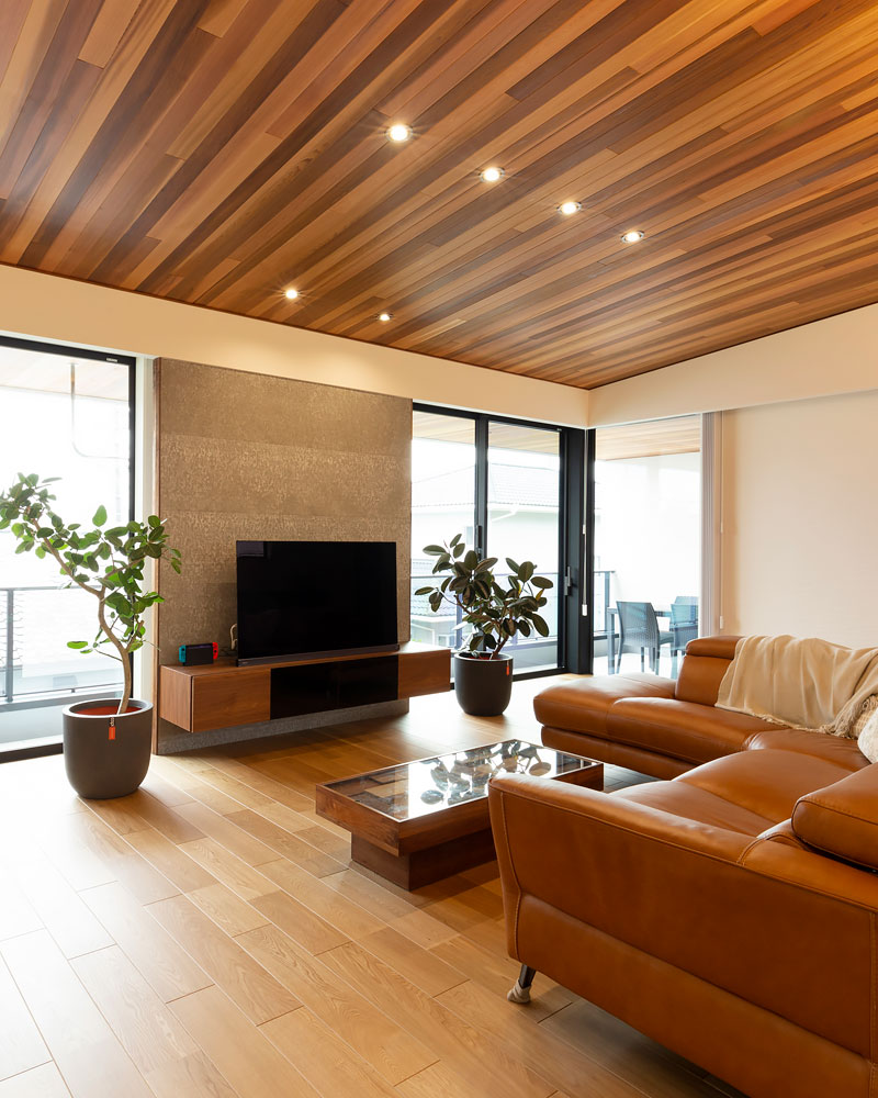 ルーフテラスに繋がる大開口を設けた２階LDK