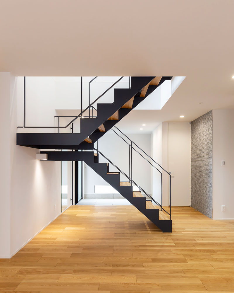 玄関ホールに設置した鉄骨階段