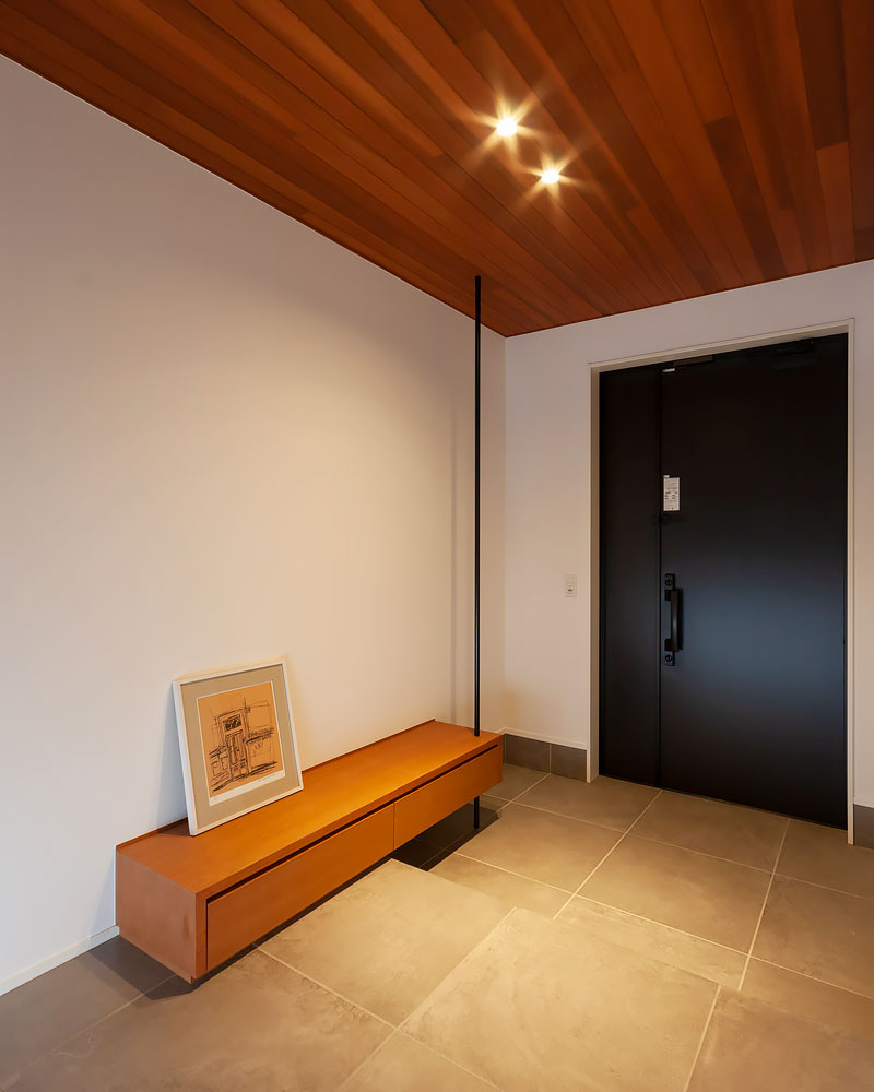 玄関にベンチを造作した