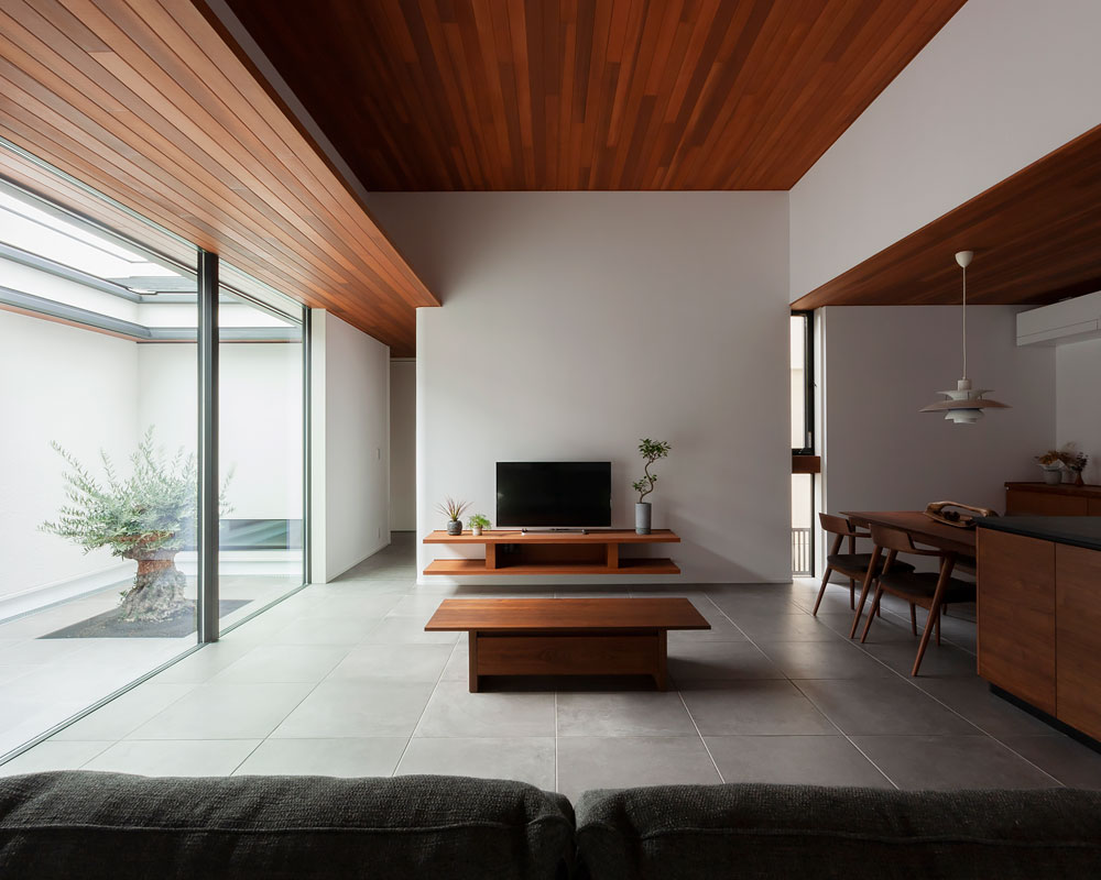 中庭に向かう大開口を設けたLDK