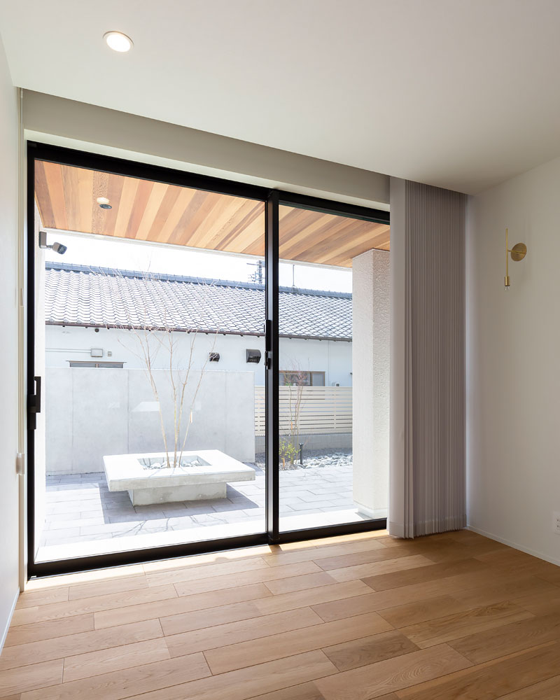 囲われた庭と掃き出し窓で繋がる１階ホール
