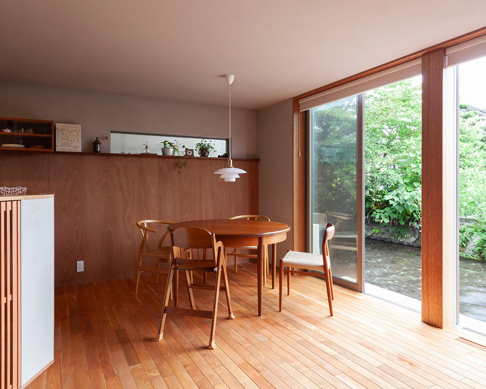 清流に向かって大開口を設けた住まい